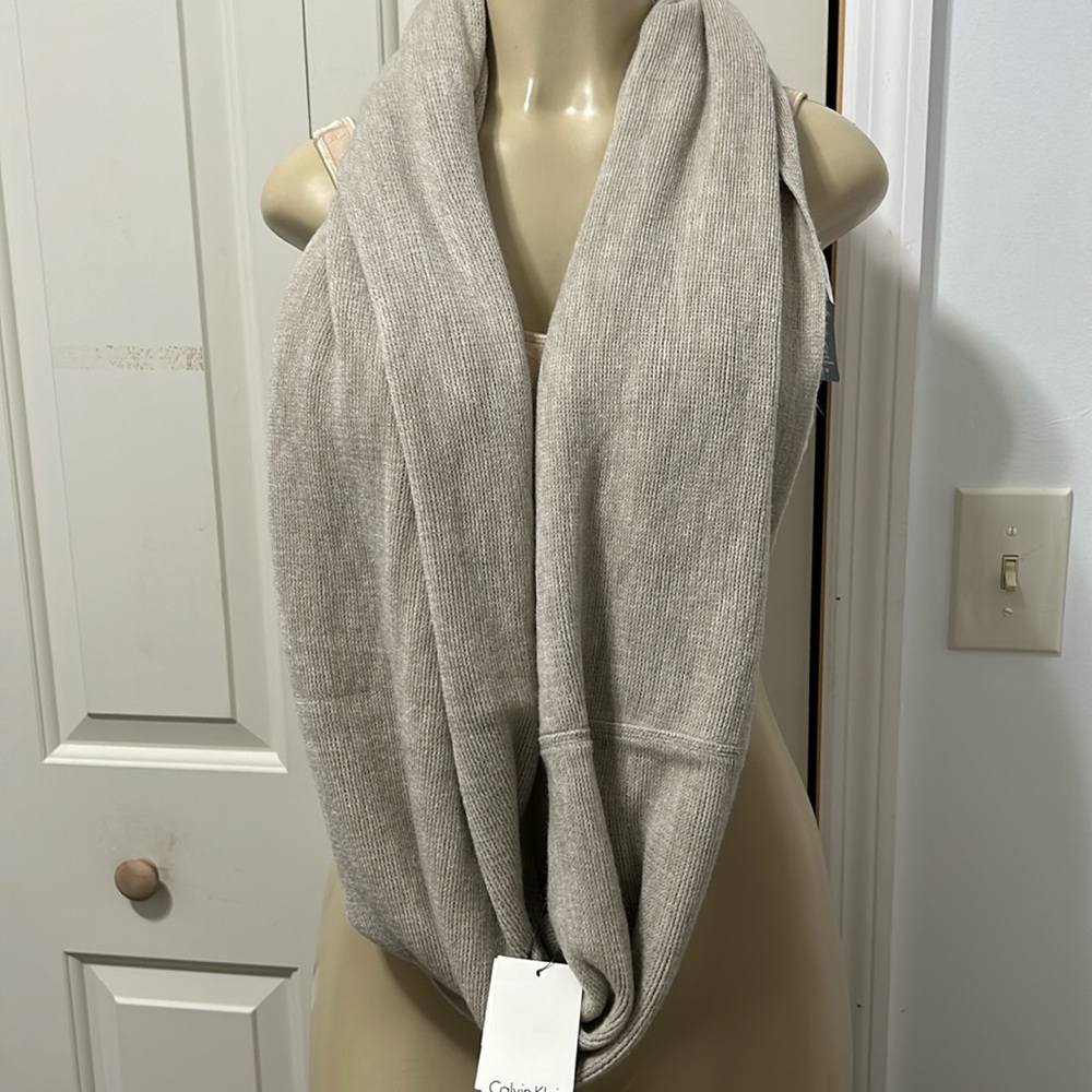 CALVIN KLEIN INFINITY LOOP  SCARF KNIT COLOR BEIGE